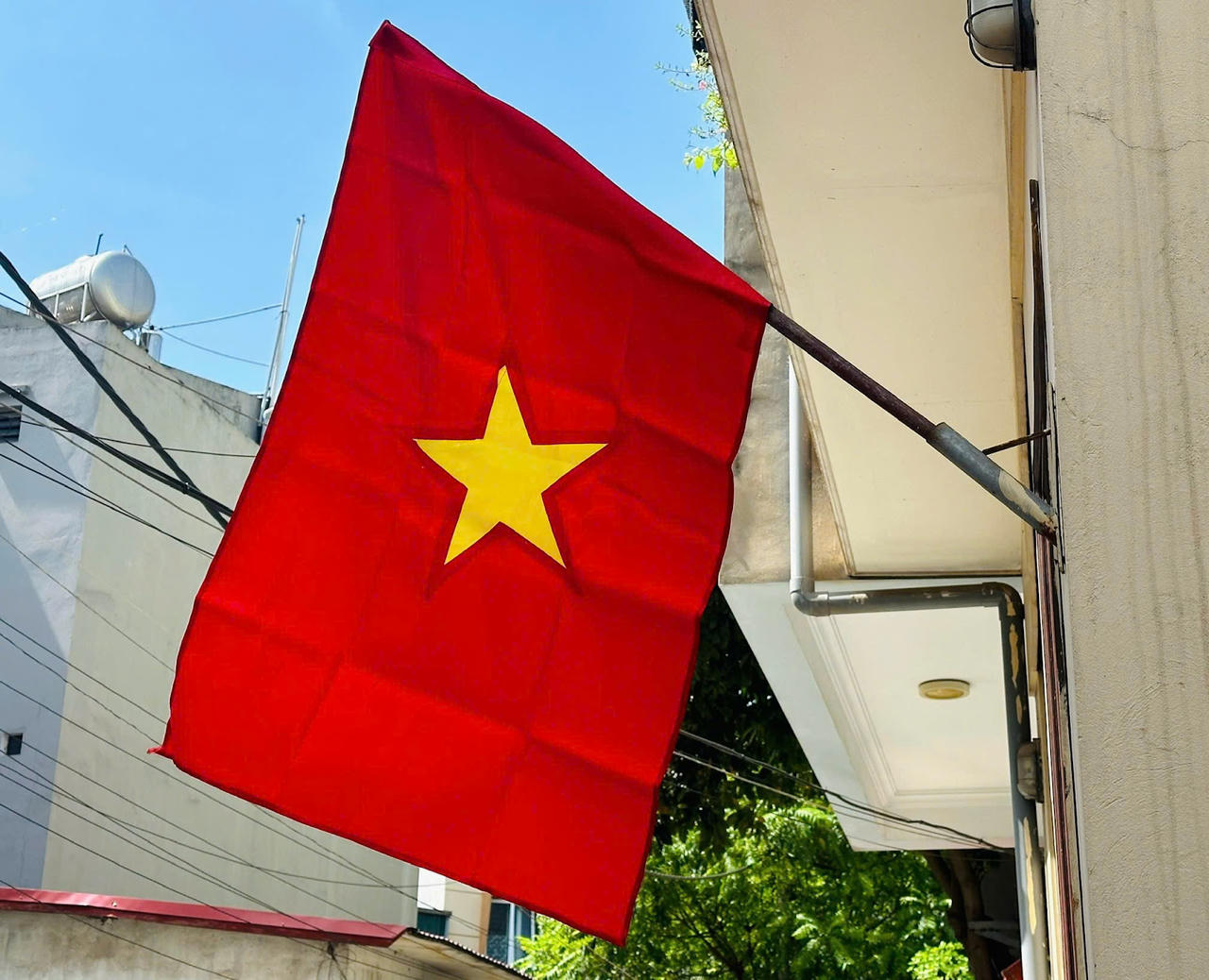 Hà Nội rực rỡ sắc đỏ chào mừng kỷ niệm 70 năm Ngày Giải phóng Thủ đô