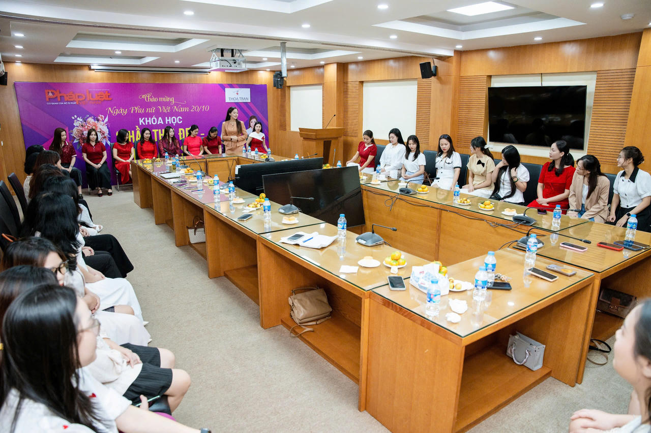 Hướng dẫn kỹ năng 'Thần thái đẹp - Phong cách sang' cho chị em phụ nữ Báo Pháp luật Việt Nam dịp 20/10