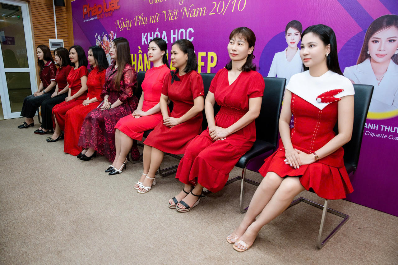 Hướng dẫn kỹ năng 'Thần thái đẹp - Phong cách sang' cho chị em phụ nữ Báo Pháp luật Việt Nam dịp 20/10