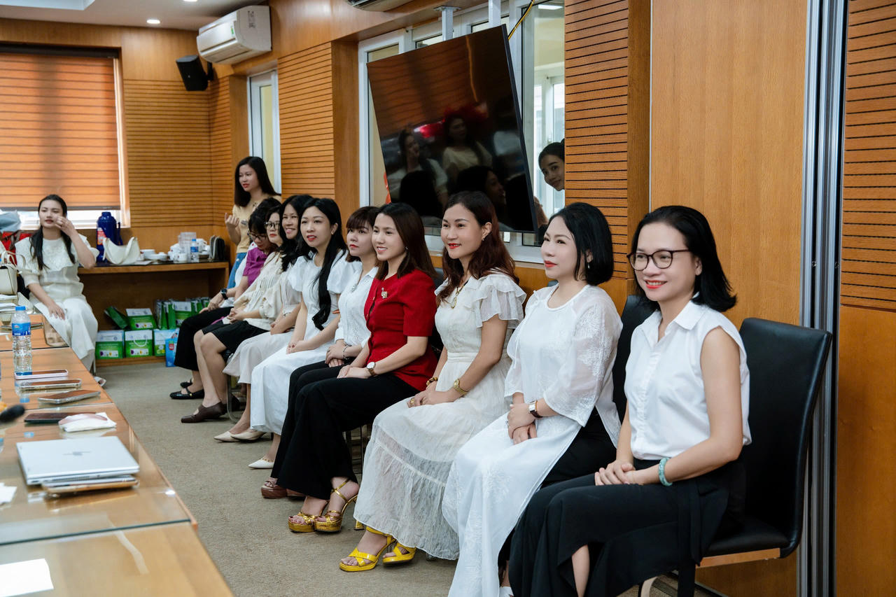 Hướng dẫn kỹ năng 'Thần thái đẹp - Phong cách sang' cho chị em phụ nữ Báo Pháp luật Việt Nam dịp 20/10