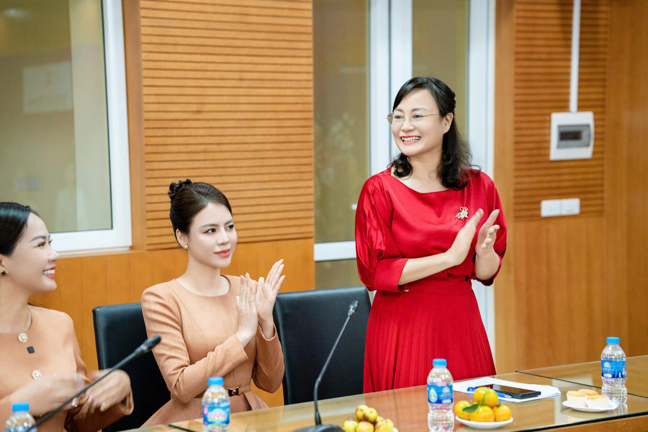 Hướng dẫn kỹ năng 'Thần thái đẹp - Phong cách sang' cho chị em phụ nữ Báo Pháp luật Việt Nam dịp 20/10