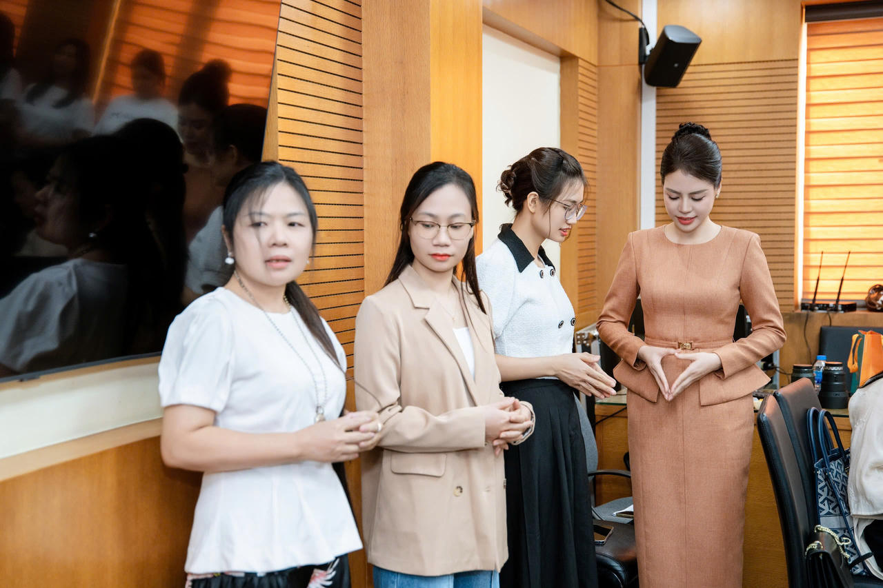 Hướng dẫn kỹ năng 'Thần thái đẹp - Phong cách sang' cho chị em phụ nữ Báo Pháp luật Việt Nam dịp 20/10