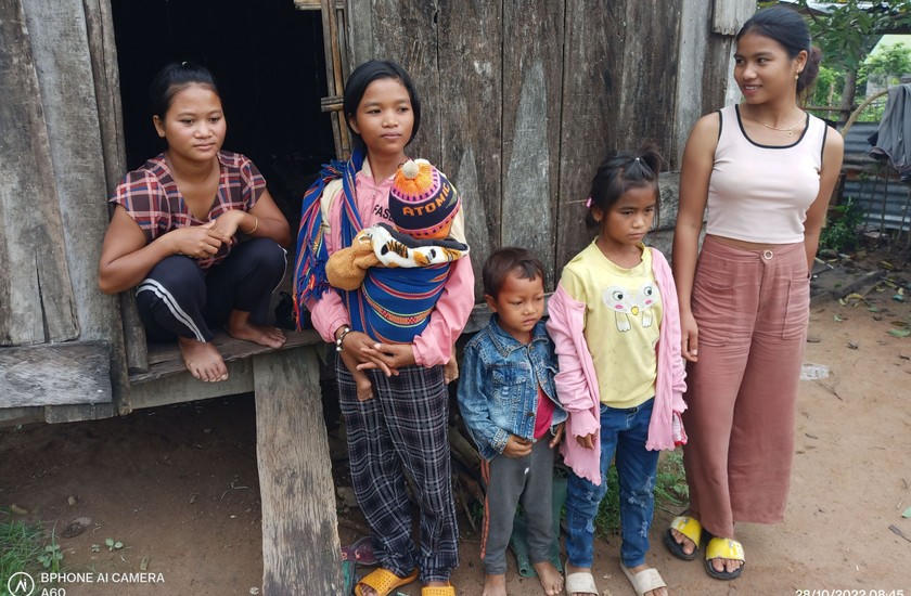 Rầu lòng 'vợ chồng nhí' nơi đại ngàn