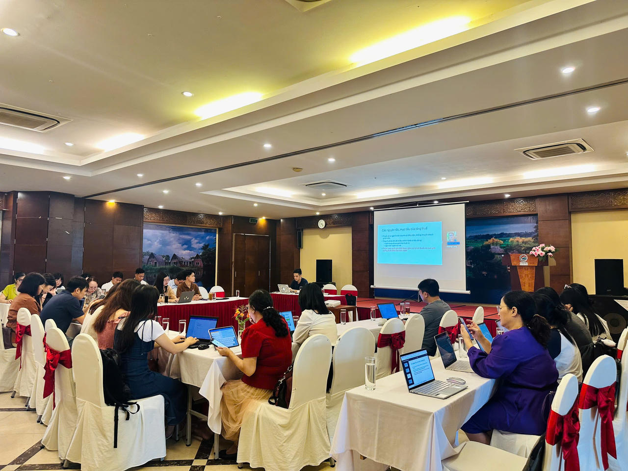 Cảnh báo: Thuốc lá điện tử 'trá hình' thuốc trị mụn, mỹ phẩm chuyển đến giới trẻ