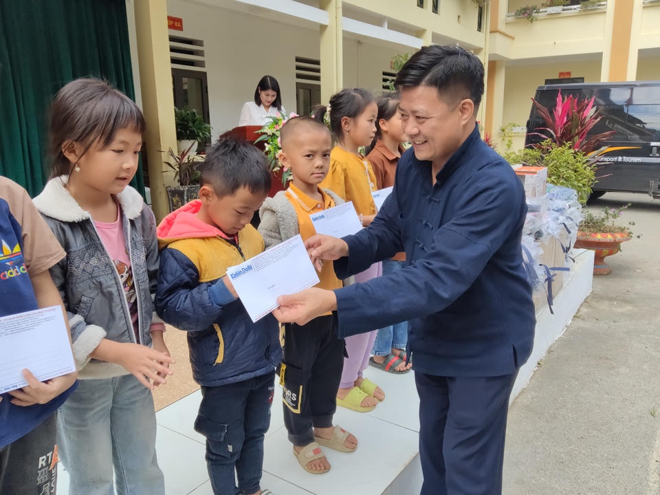 Báo Kinh tế & Đô thị tặng 2 căn nhà cho người khó khăn ở Hà Giang