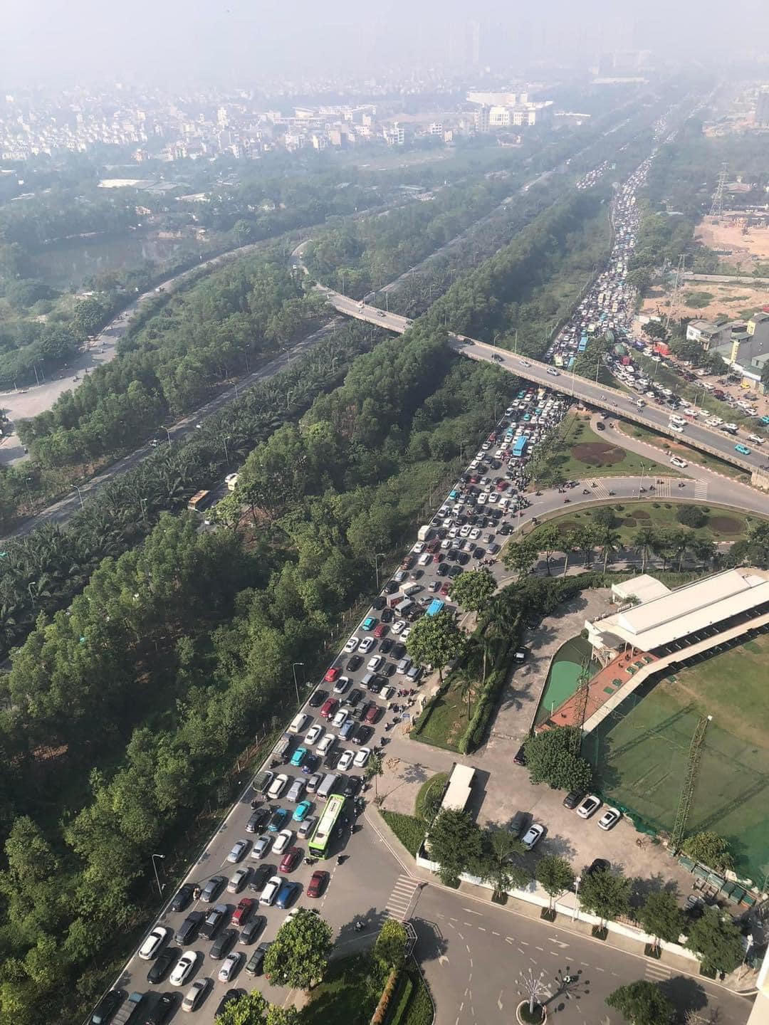 Ùn tắc do khách đến quá tải, Bảo tàng Lịch sử quân sự Việt Nam ra khuyến cáo