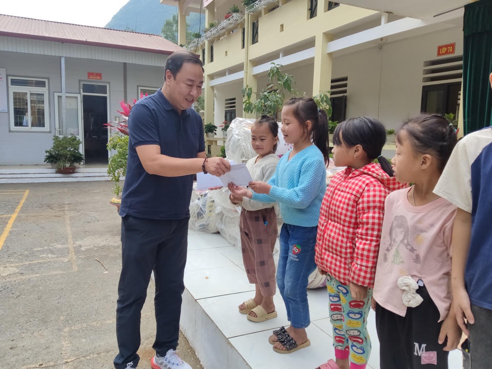 Báo Kinh tế & Đô thị tặng 2 căn nhà cho người khó khăn ở Hà Giang