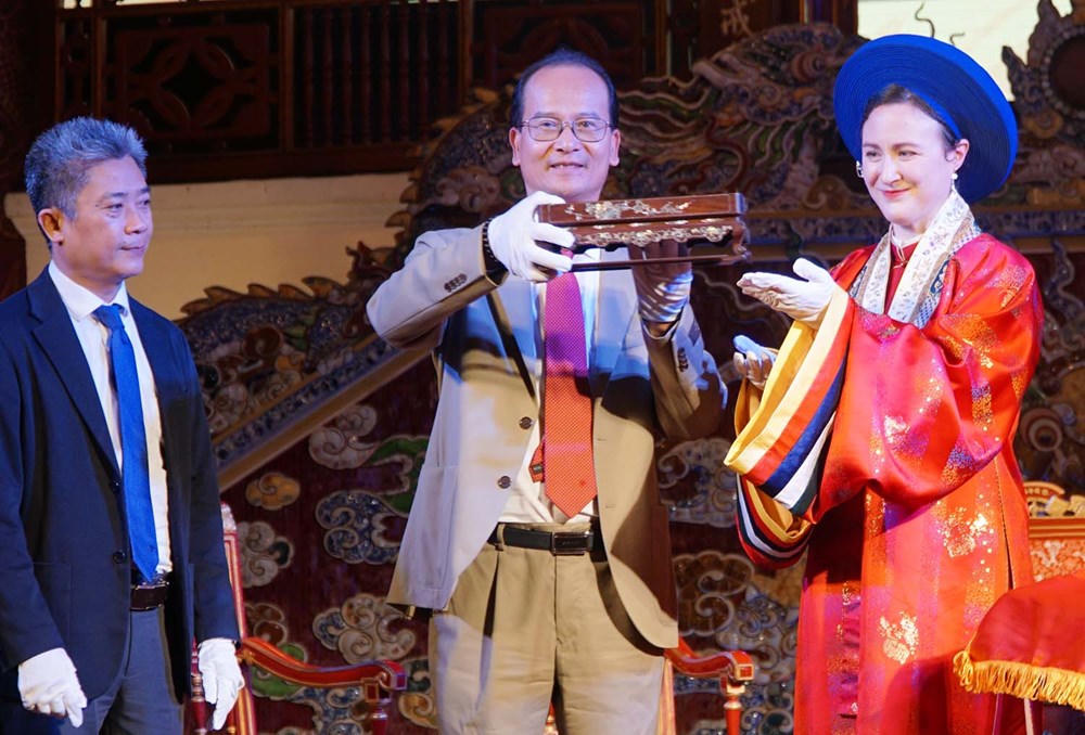 Chiêm ngưỡng tác phẩm nghệ thuật và kỷ vật quý của vị vua yêu nước