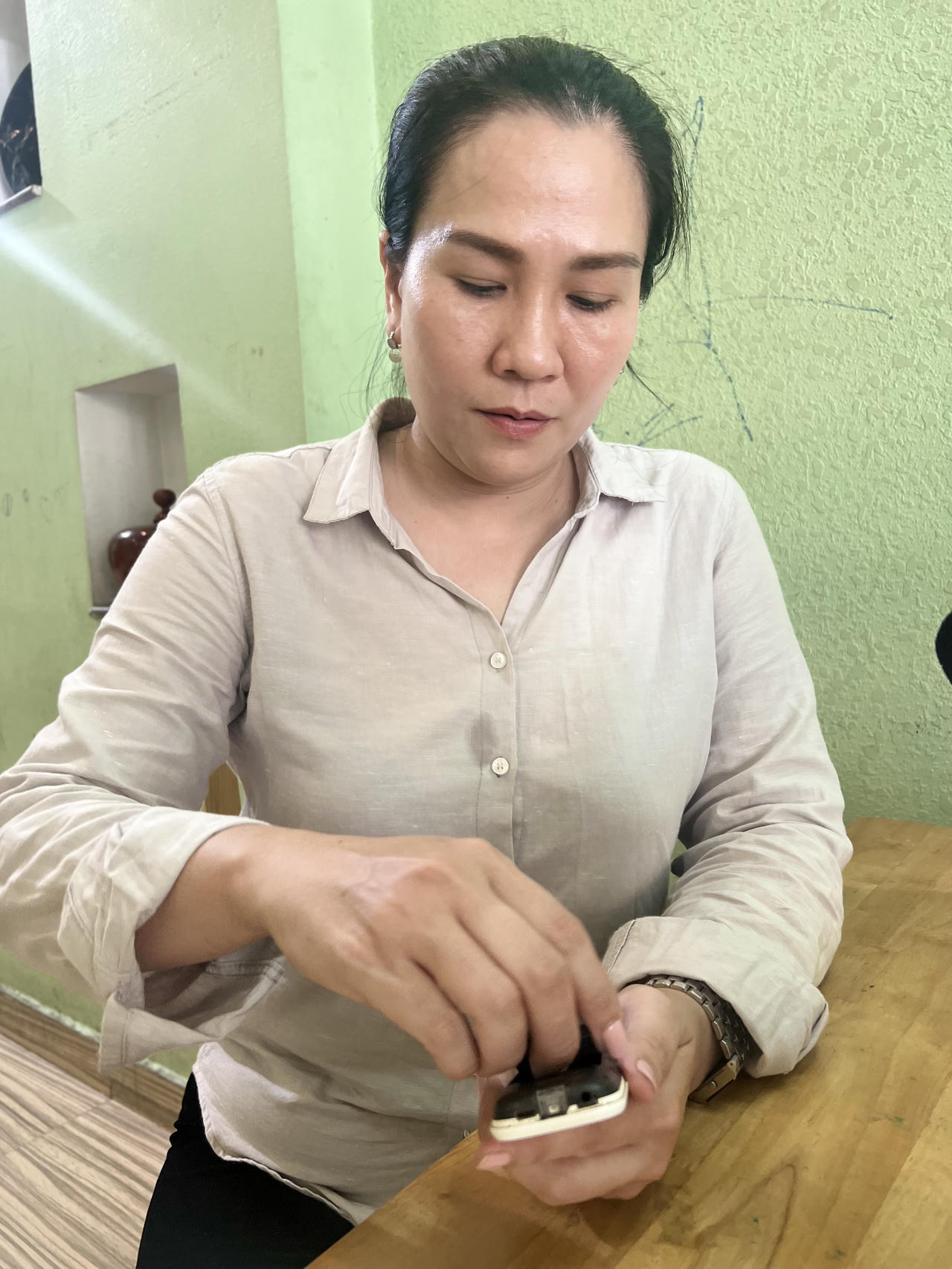 Tiếp vụ dấu hiệu gian dối trong một hồ sơ khai tử tại Quận 8 (TP HCM): Cần giám định chữ ký trong bộ hợp đồng chuyển nhượng tài sản