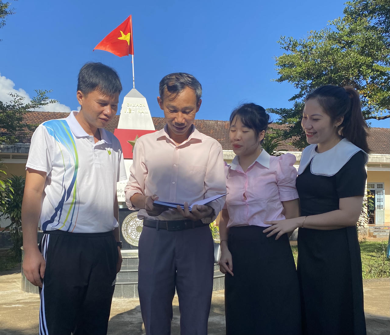 Thầy giáo Phạm Quốc Việt thầm lặng cống hiến trên vùng sâu Tu Mơ Rông