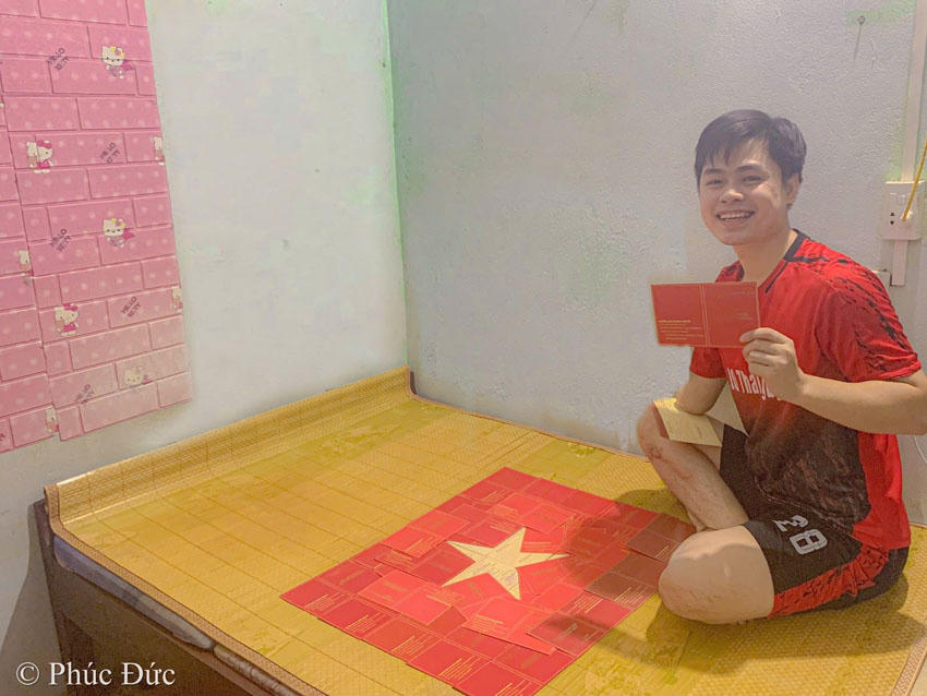 'Vẽ' cờ Tổ quốc từ những tấm giấy đỏ đặc biệt