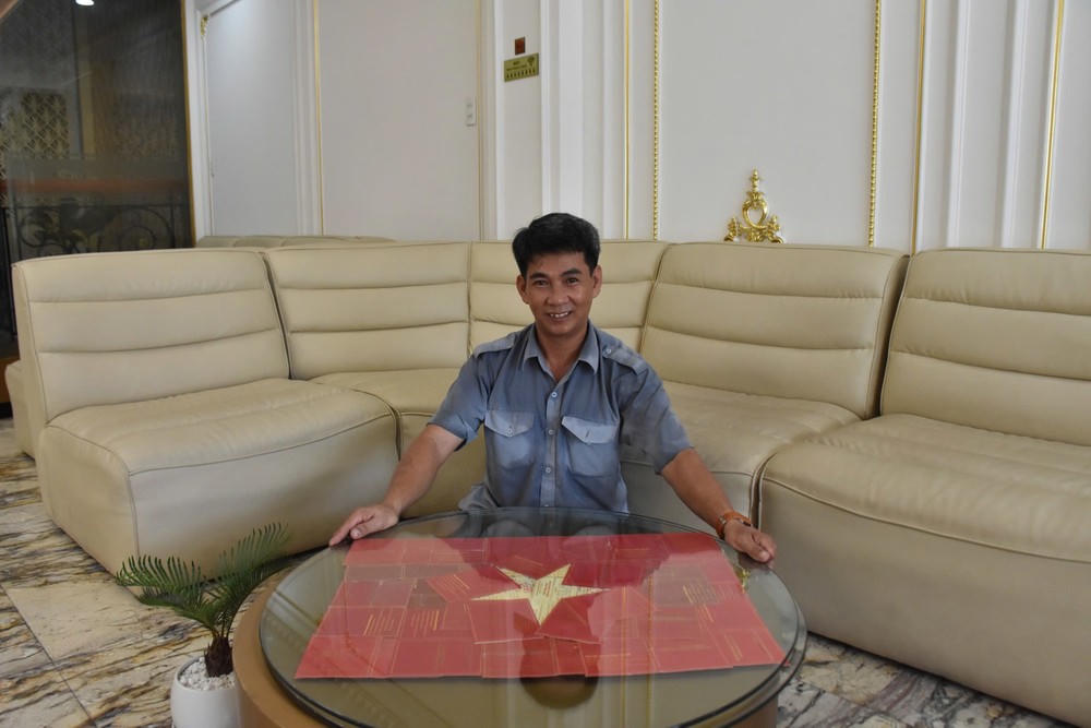 'Vẽ' cờ Tổ quốc từ những tấm giấy đỏ đặc biệt