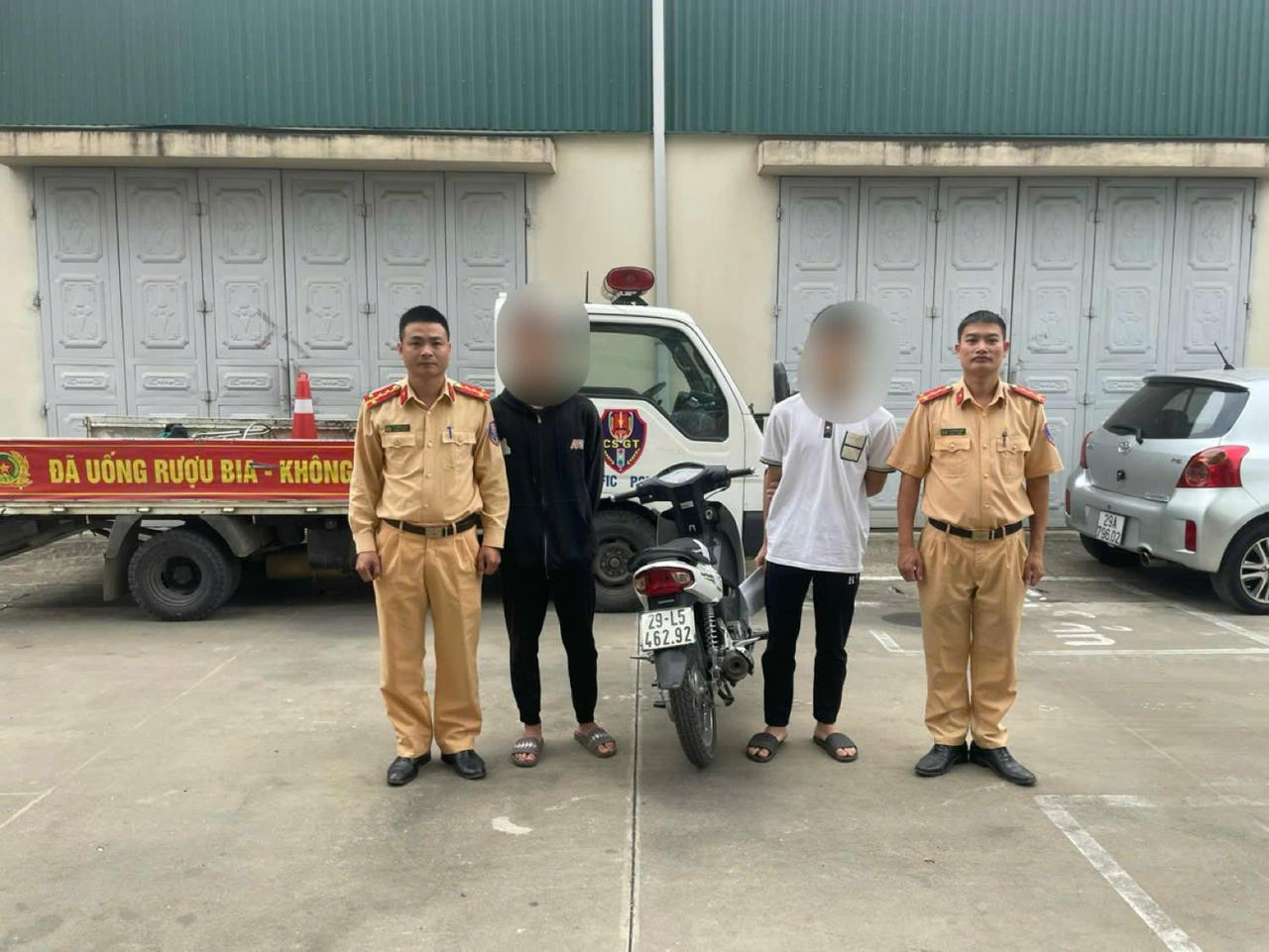 Con đi xe máy 'bốc đầu' trên đường, bố bị phạt tiền