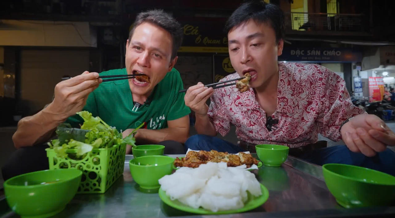 Những phản ứng 'bất ngờ' của khách nước ngoài lần đầu thưởng thức chả rươi