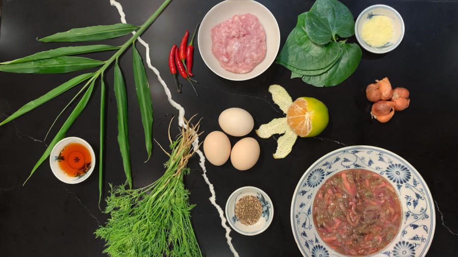 Những phản ứng 'bất ngờ' của khách nước ngoài lần đầu thưởng thức chả rươi