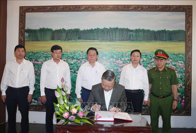 Tổng Bí thư Tô Lâm dâng hương tưởng niệm Cụ Phó bảng Nguyễn Sinh Sắc