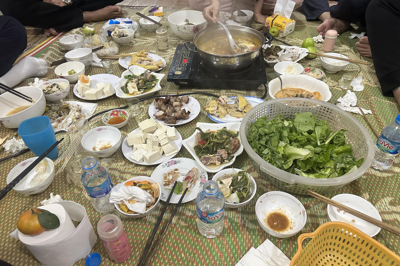 Bài 1: Lãng phí đồ ăn từ mâm cơm gia đình tới nhà hàng ở Việt Nam