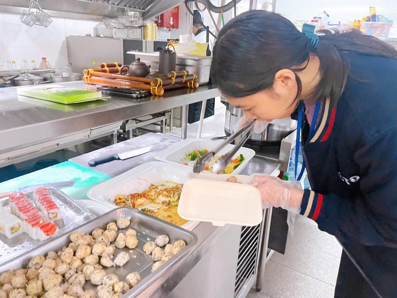 Bài 1: Lãng phí đồ ăn từ mâm cơm gia đình tới nhà hàng ở Việt Nam