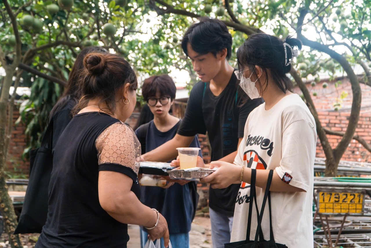 Bài 1: Lãng phí đồ ăn từ mâm cơm gia đình tới nhà hàng ở Việt Nam