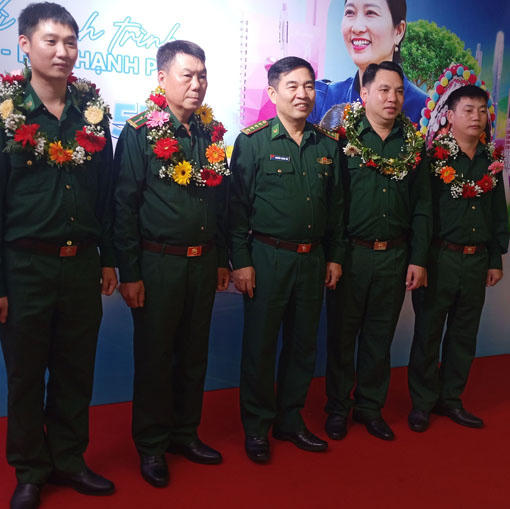 Những thầy giáo quân hàm xanh miền biên viễn