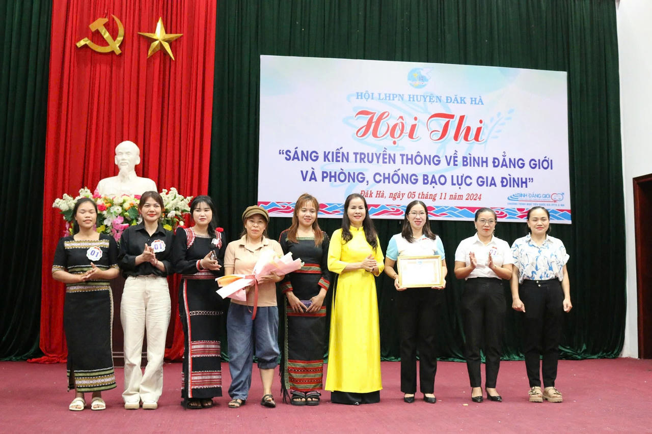 Hội phụ nữ đi 'từng ngõ, gõ từng nhà' tuyên truyền chính sách bình đẳng giới ở phụ nữ và trẻ em