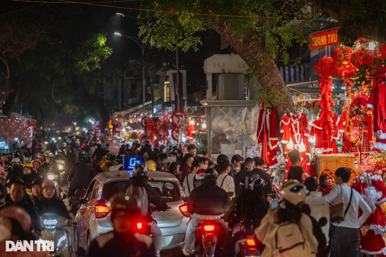 Biển người đổ ra đường đón Giáng sinh