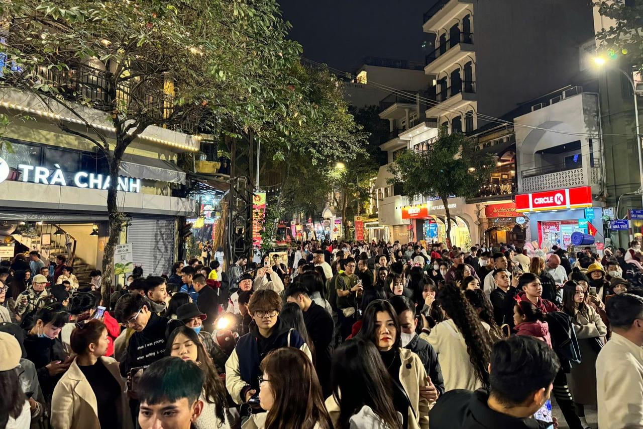 Biển người đổ ra đường đón Giáng sinh