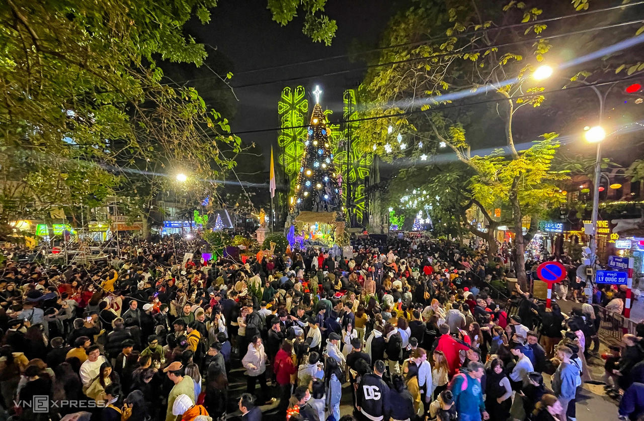 Biển người đổ ra đường đón Giáng sinh