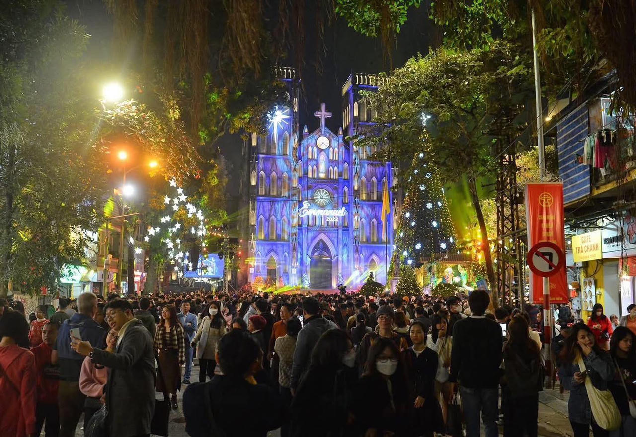 Biển người đổ ra đường đón Giáng sinh