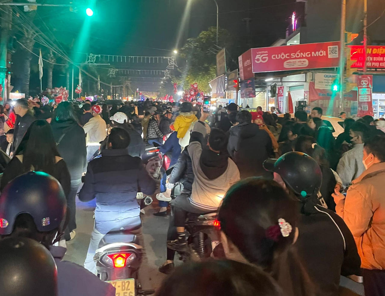 Biển người đổ ra đường đón Giáng sinh