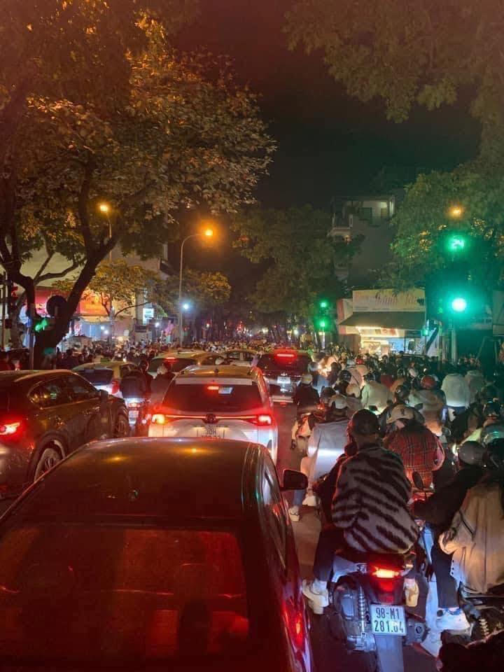 Biển người đổ ra đường đón Giáng sinh