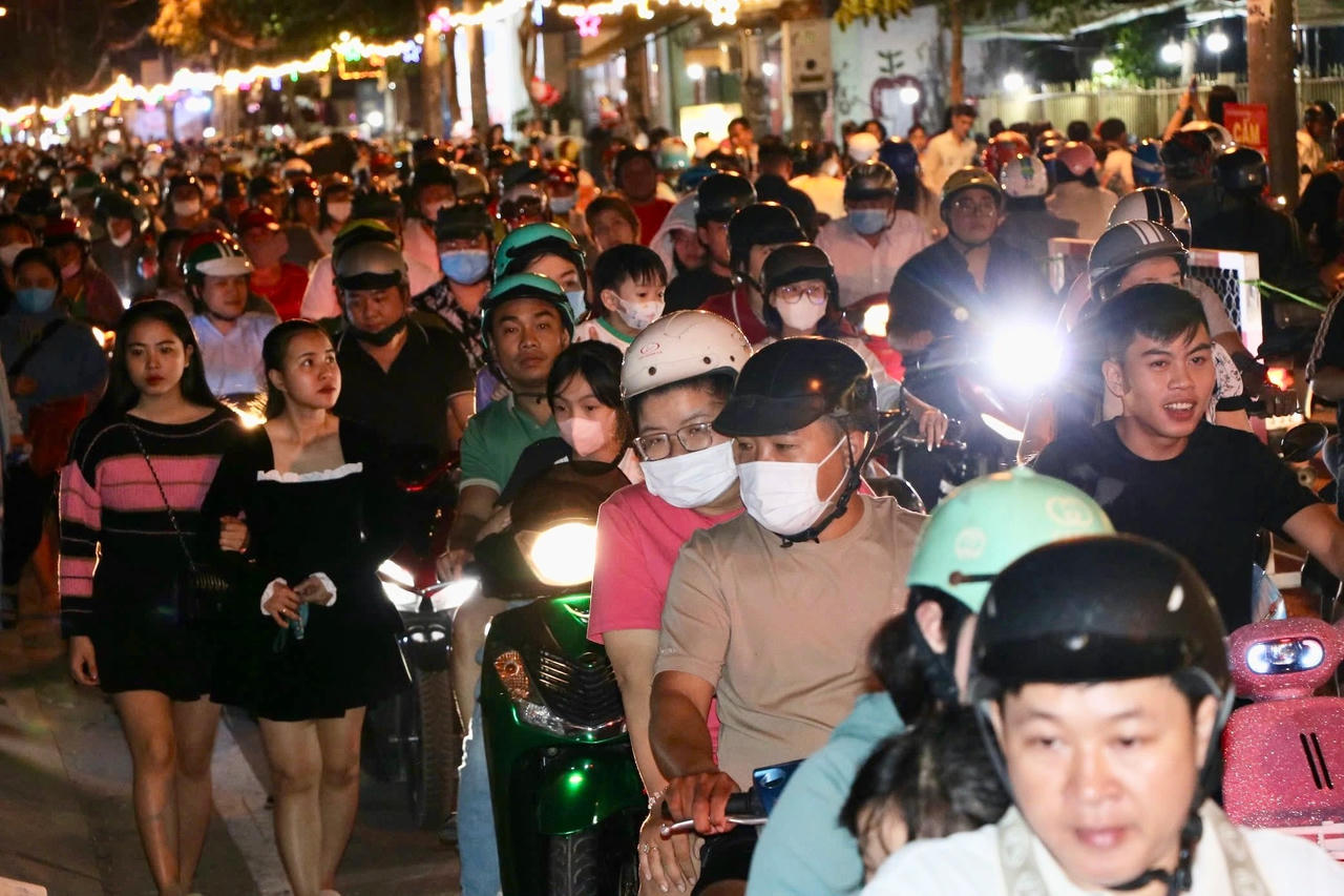 Biển người đổ ra đường đón Giáng sinh