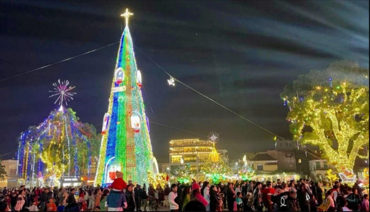 Biển người đổ ra đường đón Giáng sinh