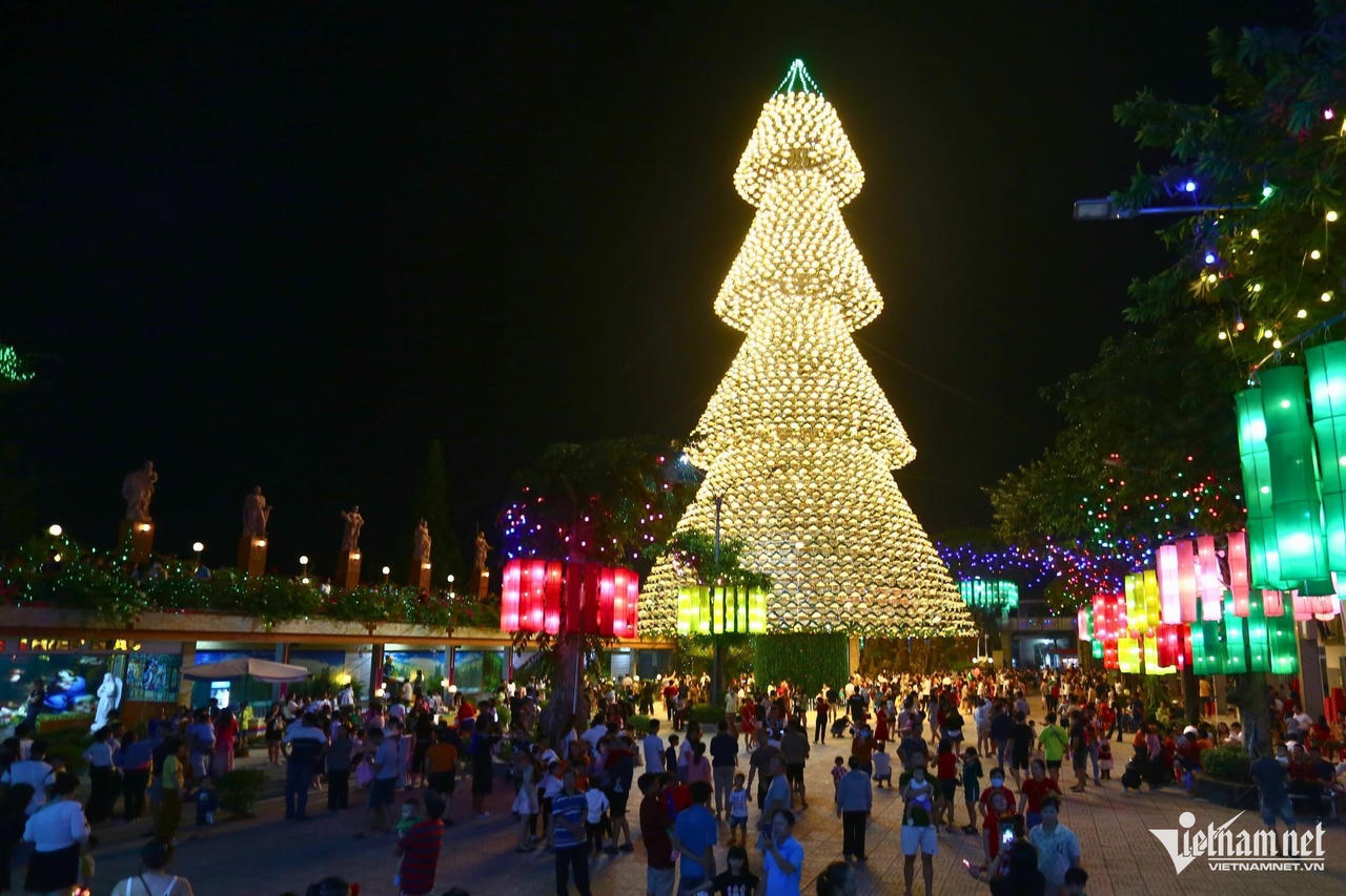 Biển người đổ ra đường đón Giáng sinh