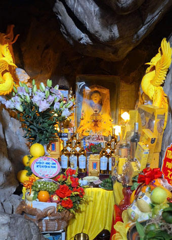 Chiêm bái ngôi đền Chầu Đệ tứ có tòa thạch động niên đại 600 năm