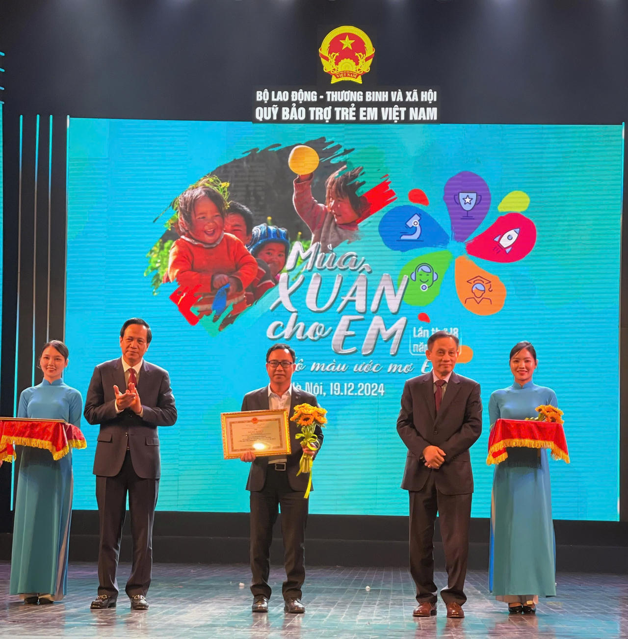 Quỹ Vì cuộc sống tươi đẹp nhận Bằng khen của Bộ Lao động – Thương binh & Xã hội