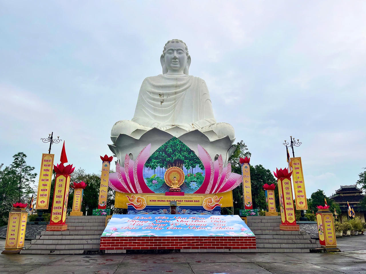 Hòa mình vào không khí đại lễ Đức Phật thành đạo cùng Phật tử cả nước