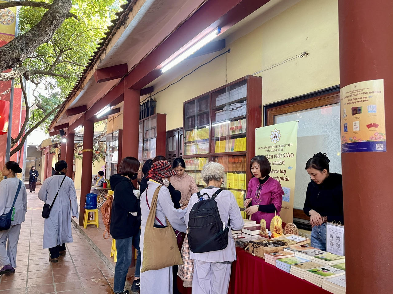 Hòa mình vào không khí đại lễ Đức Phật thành đạo cùng Phật tử cả nước