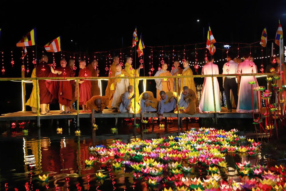 Hòa mình vào không khí đại lễ Đức Phật thành đạo cùng Phật tử cả nước