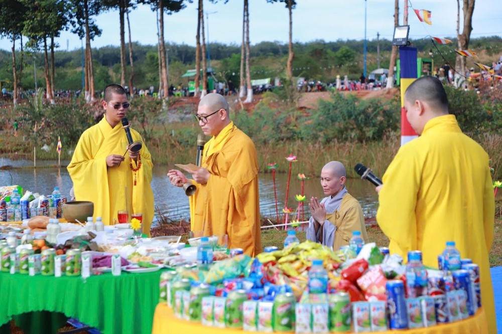 Hòa mình vào không khí đại lễ Đức Phật thành đạo cùng Phật tử cả nước