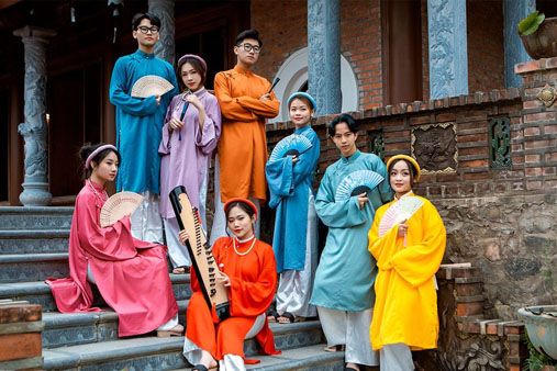 Sắc xuân bung nở trên những tà áo cổ truyền