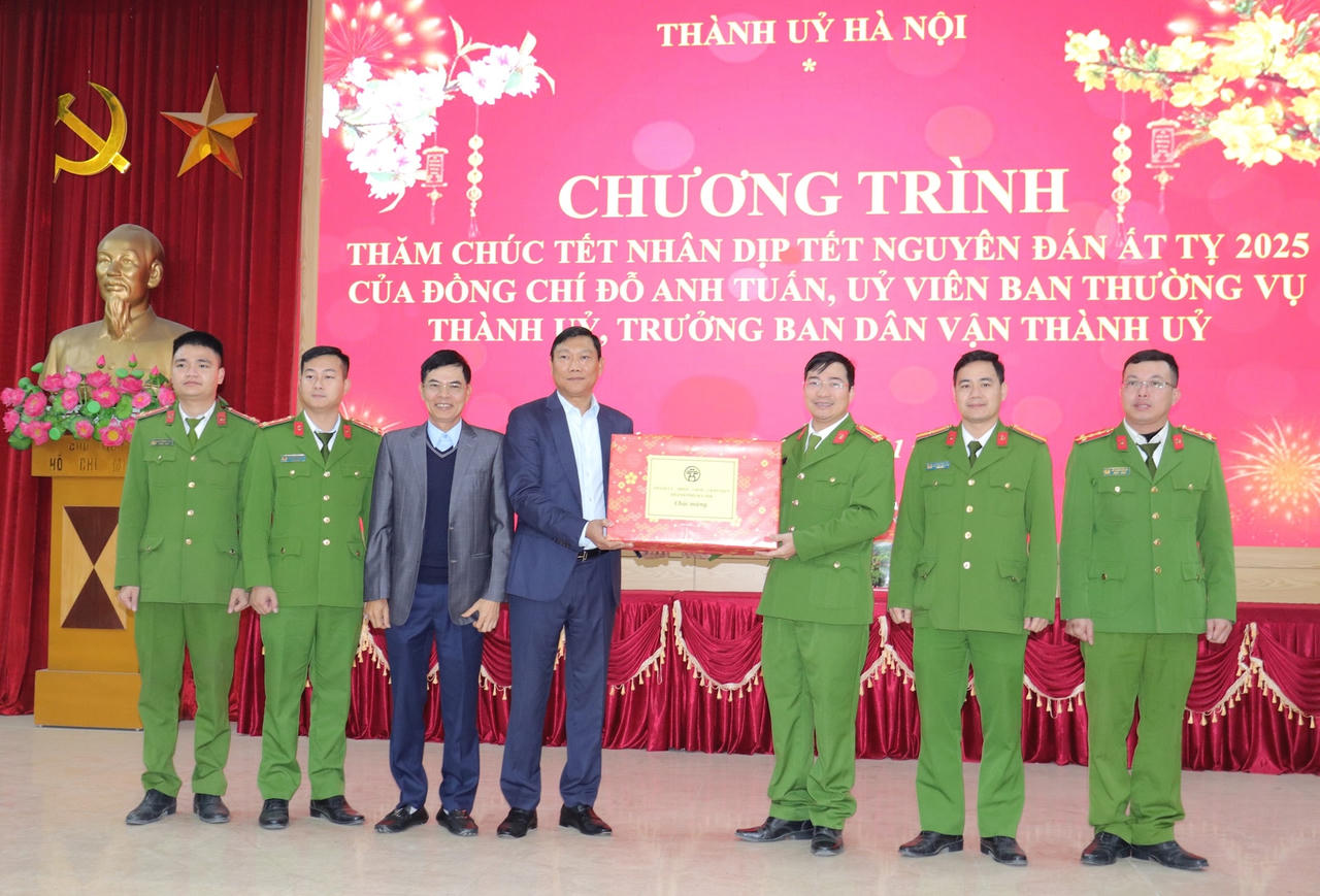 Trưởng ban Dân vận Thành ủy Đỗ Anh Tuấn thăm, tặng quà tết tại huyện Thạch Thất và huyện Quốc Oai
