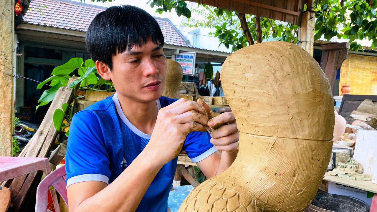 Linh vật rắn qua bàn tay nhào nặn của nghệ nhân trẻ làng gốm Thanh Hà