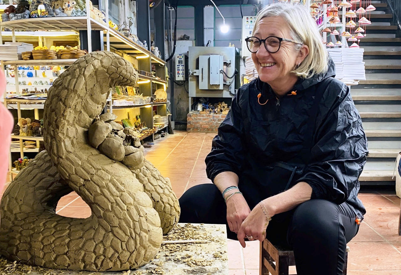 Linh vật rắn qua bàn tay nhào nặn của nghệ nhân trẻ làng gốm Thanh Hà