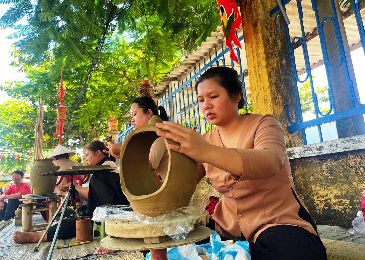 Linh vật rắn qua bàn tay nhào nặn của nghệ nhân trẻ làng gốm Thanh Hà