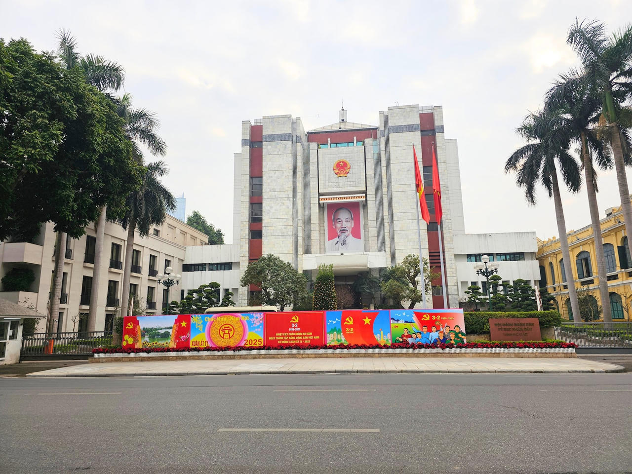 Không khí mừng Đảng, mừng Xuân rộn ràng khắp phố phường Hà Nội