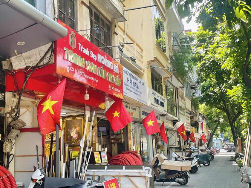 Không khí mừng Đảng, mừng Xuân rộn ràng khắp phố phường Hà Nội