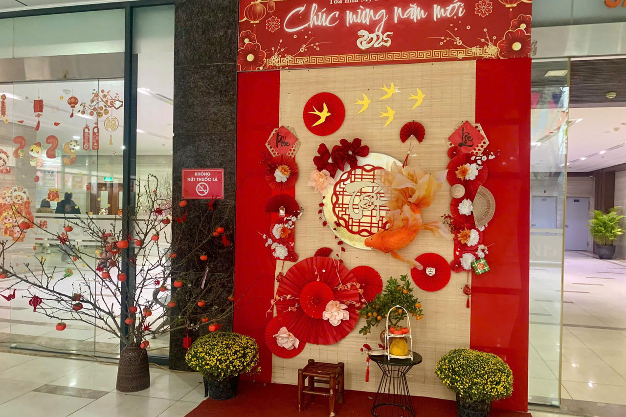 Không khí mừng Đảng, mừng Xuân rộn ràng khắp phố phường Hà Nội