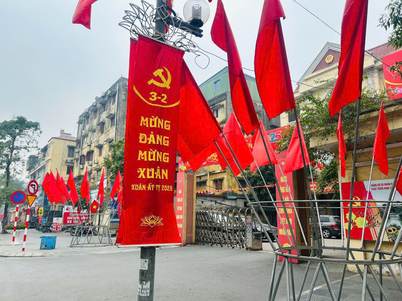 Không khí mừng Đảng, mừng Xuân rộn ràng khắp phố phường Hà Nội