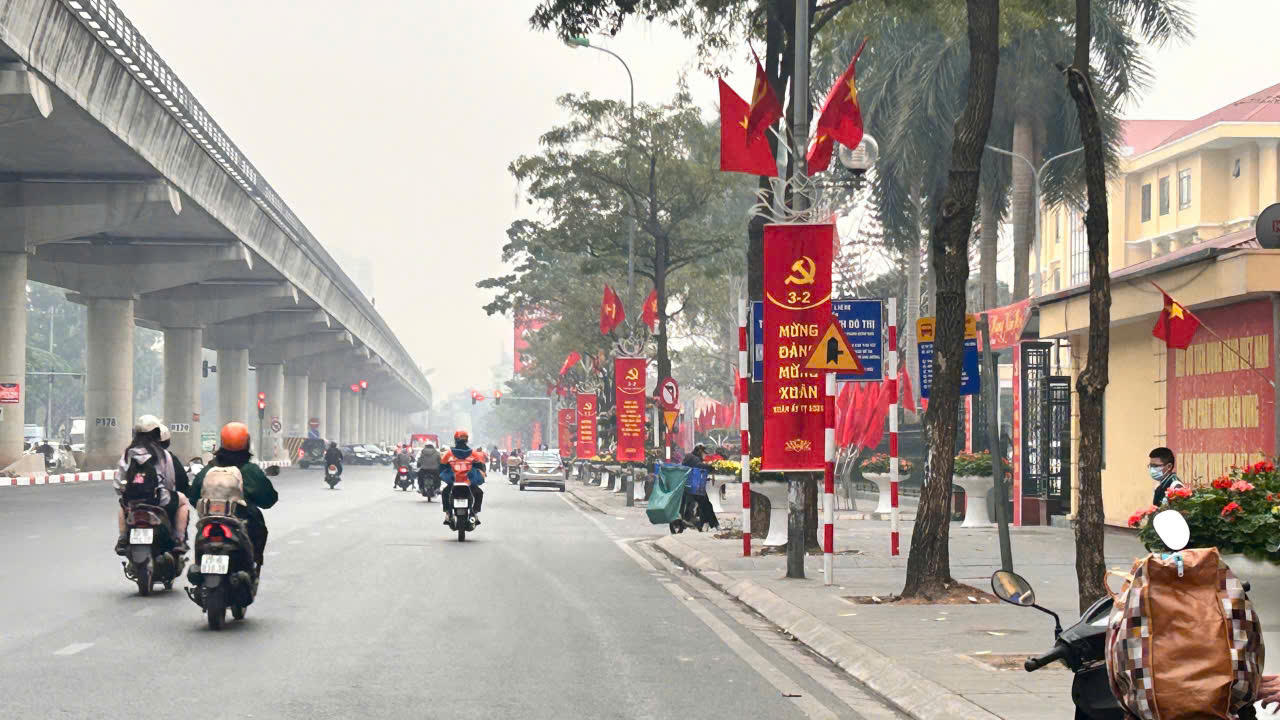 Không khí mừng Đảng, mừng Xuân rộn ràng khắp phố phường Hà Nội